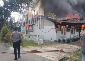 Api melahap gedung KPU Labura yang berada di Jalan Serma Ghazali Aekkanopan, Senin (24/6). 