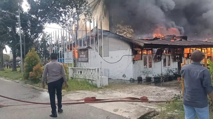 Api melahap gedung KPU Labura yang berada di Jalan Serma Ghazali Aekkanopan, Senin (24/6).
