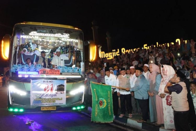 Bupati Tapsel Dolly Pasaribu didampingi Ketua TP PKK Rosalina Dolly Pasaribu saat melepas keberangkatan JCH Tapsel dari Masjid Agung Syahrun Nur Sipirok (5/6). (IST)
