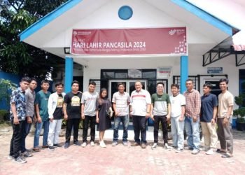 12 orang pekerja migran asal  Kabupaten Tapsel yang dinyatakan lolos mengikuti ujian yang diberikan oleh Pemerintah Negara Korea Selatan,photo bersama sebelum diberangkatkan. (IST)