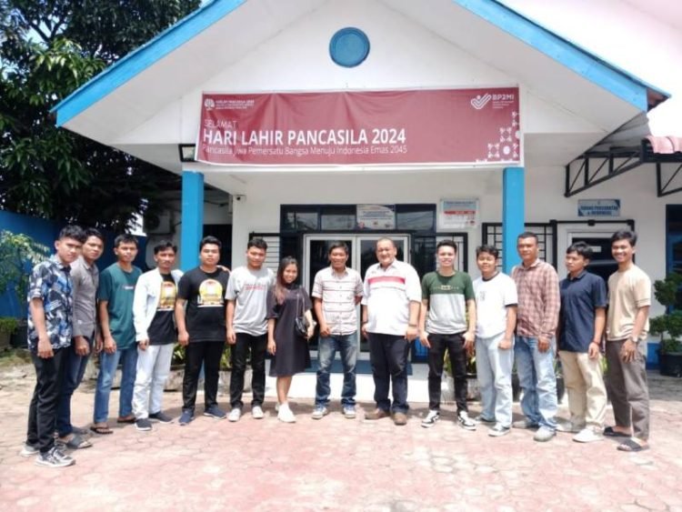 12 orang pekerja migran asal  Kabupaten Tapsel yang dinyatakan lolos mengikuti ujian yang diberikan oleh Pemerintah Negara Korea Selatan,photo bersama sebelum diberangkatkan. (IST)