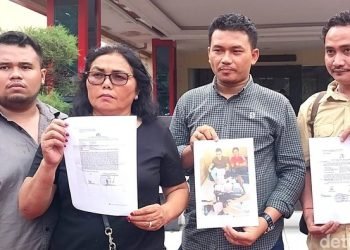 Lestina bersama kuasa hukumnya saat diwawancarai di Polda Sumut.