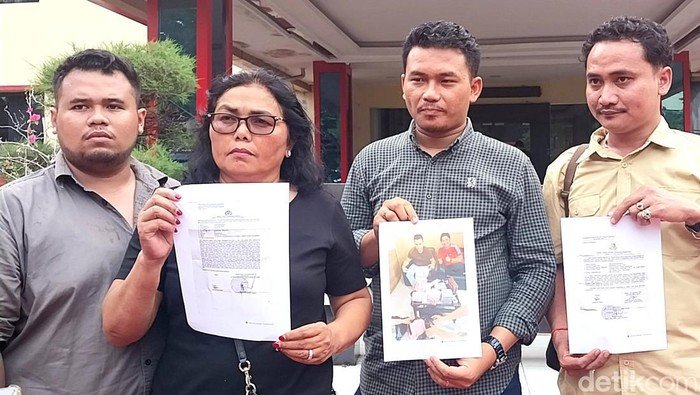 Lestina bersama kuasa hukumnya saat diwawancarai di Polda Sumut.