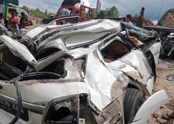 Mobil Fortuner ringsek menabrak bus di Siborongborong.