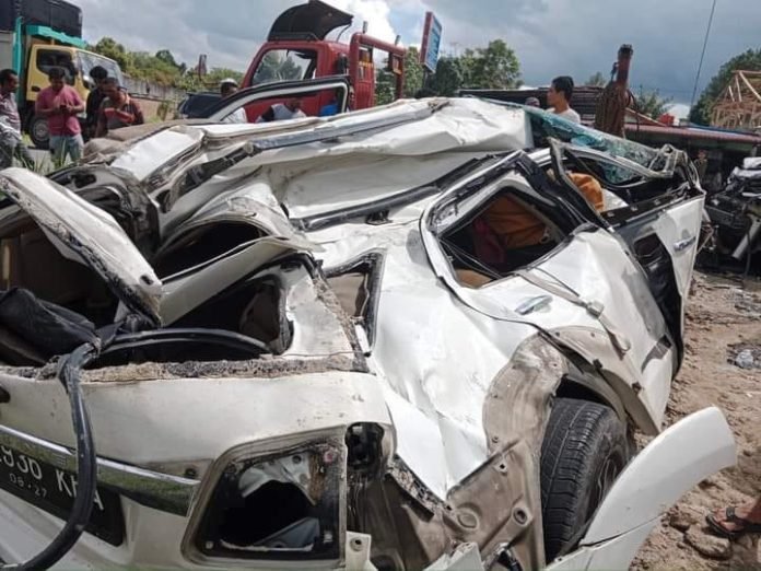 Mobil Fortuner ringsek menabrak bus di Siborongborong.