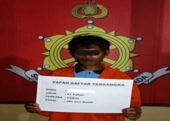 Tersangka diamankan polisi.