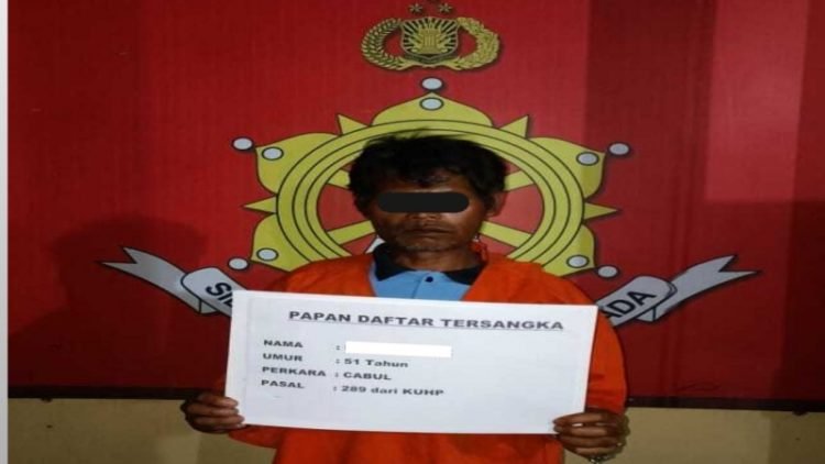 Tersangka diamankan polisi.