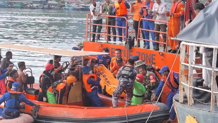 Petugas mengevakuasi korban tewas akibat kapal bocor di Tapteng.