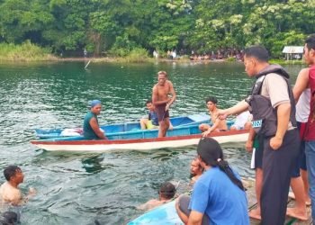 Proses evakuasi lansia yang terjatuh ke Danau Toba saat beri makan ikan. 
