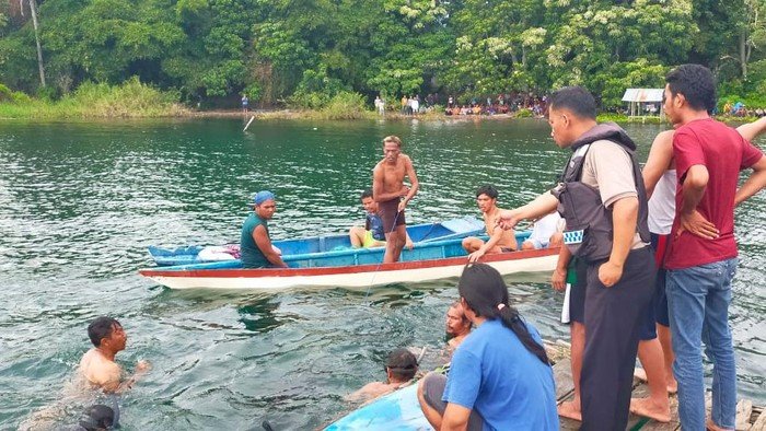 Proses evakuasi lansia yang terjatuh ke Danau Toba saat beri makan ikan. 