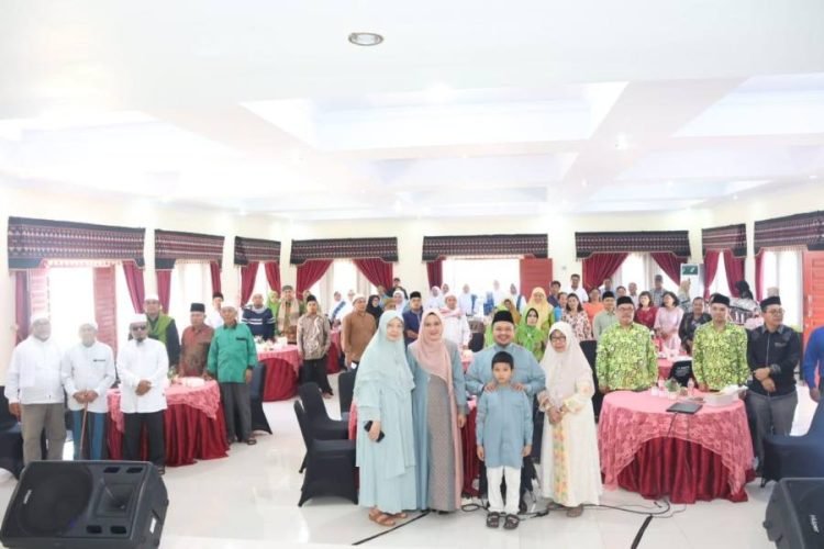 Bupati Tapsel Dolly Pasaribu dan keluarga bersilaturrahmi dengan ormas Tapsel di rumah dinas. (IST)