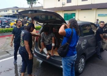 Tersangka begal saat tiba di Polrestabes Medan.
