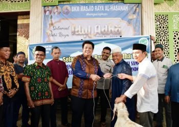 Bupati Samosir Vandiko Timotius Gultom ST menyerahkan hewan qurban.(Suriono)