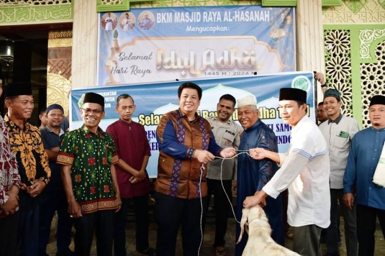Bupati Samosir Vandiko Timotius Gultom ST menyerahkan hewan qurban.(Suriono)