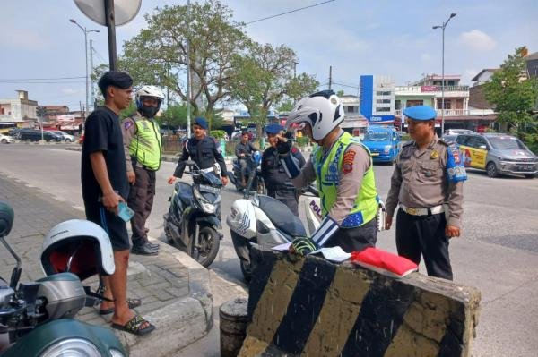 Penindakan terhadap pengendara yang melakukan pelanggaran dalam Operasi Patuh Toba 2024.