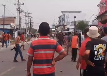 Terlihat kedua kelompok pemuda yang saling menyerang. (IST)