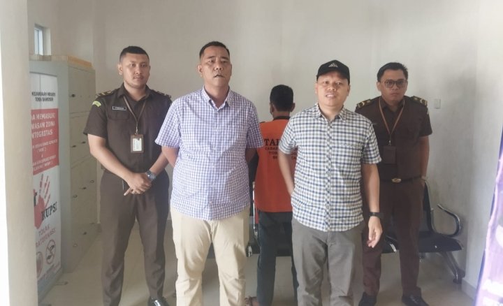 Kasi Intel Oloan Sinaga (kedua kiri), Kacabjari Zefri P Simamora (kedua kanan) dan tersangka MM pakai rompi oranye (tengah). (IST)