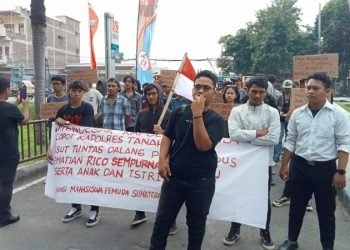 Massa Aliansi Mahasiswa Sumatera Utara Bersatu mendesak pengungkapan kebenaran kasus kebakaran rumah wartawan di Tanah Karo, Kamis (4/7/2024). 