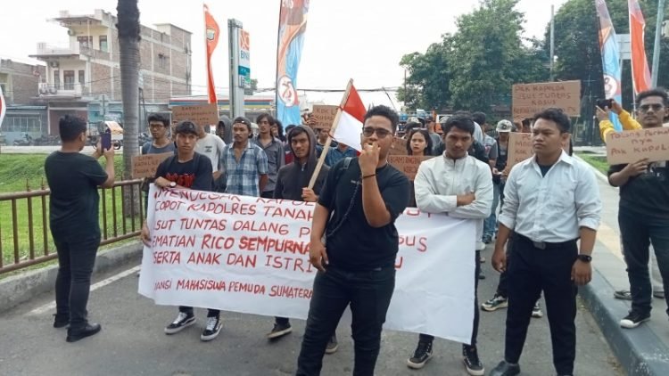 Massa Aliansi Mahasiswa Sumatera Utara Bersatu mendesak pengungkapan kebenaran kasus kebakaran rumah wartawan di Tanah Karo, Kamis (4/7/2024). 