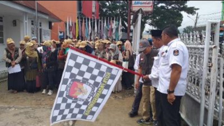 KPU Padangsidimpuan saat melepas 639 Coklit Pemilihan Kepala Daerah serentak tahun 2024, dari halaman Kantor KPU Padangsidimpuan, Kamis (4/7/2024). (IST)