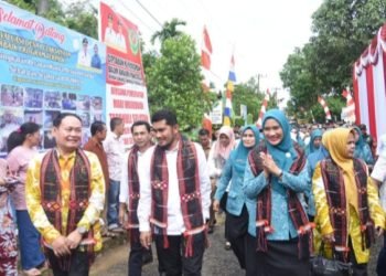 Tim evaluasi PTP2WKSS Provinsi Sumatera Utara saat tiba di Desa Batu godang Kecamatan Abgkola Sangkunur Kabupaten Tapsel. (IST)