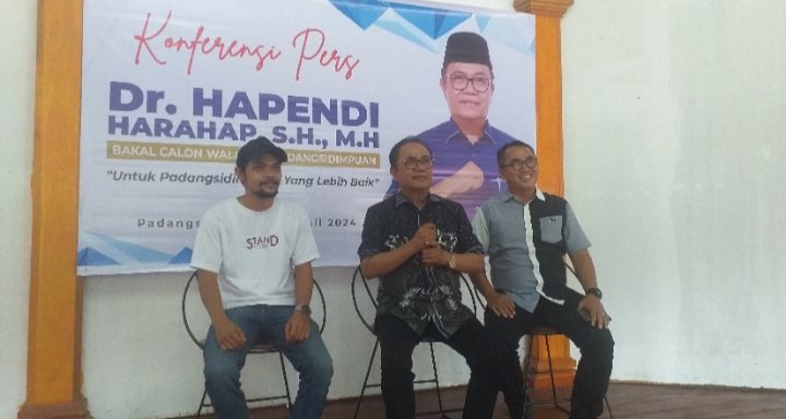 Balon Wali Kota Pasangsidimpuan Hapendi Harahap saat Konfrensi Pers. (IST)