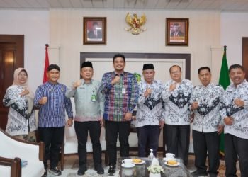 Wali Kota Medan Boby Nasution  didampingi Kadis Pendidikan Medan Beny Sinomba Siregar SE MAP dan Assiten 3  foto bersama dengan Ketua PGRI Sumut Drs Abdul Rahman Siregar dalam satu kesempatan belum lama ini. (IST)