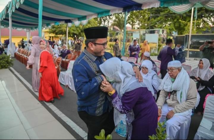 Sekda Kota Padangsidimpuan Letnan Dalimunthe menyalami para jemaah haji asal Padangsidimpuan yang baru tiba. (IST)