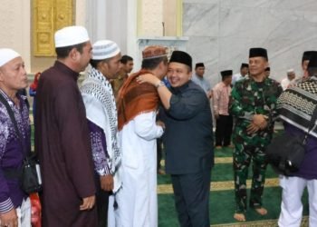 Bupati Tapsel Dolly Pasaribu menyalami para Jemaah haji yang asal Tapsel yang baru tiba. (IST)
