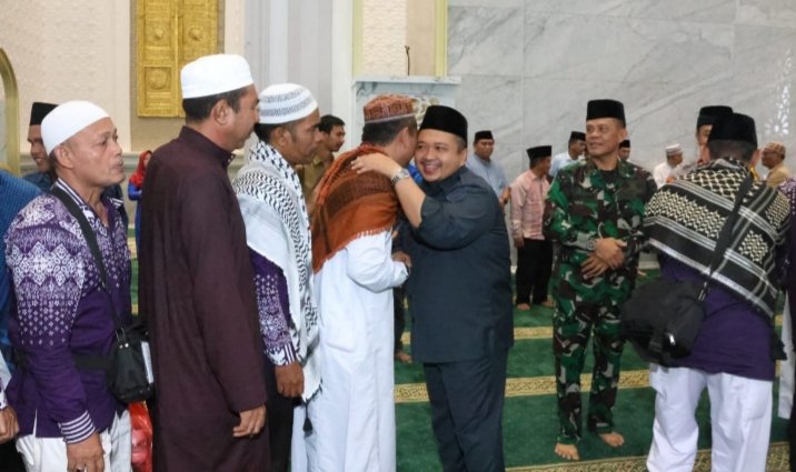 Bupati Tapsel Dolly Pasaribu menyalami para Jemaah haji yang asal Tapsel yang baru tiba. (IST)