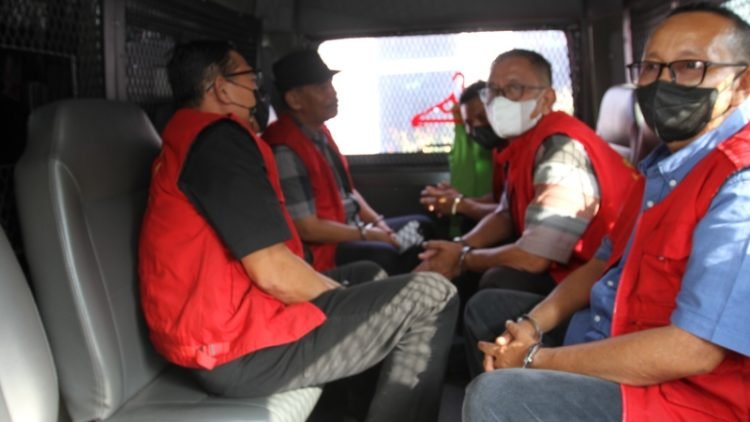 Kelima tersangka dugaan korupsi seleksi PPPK Kabupaten Batu Bara saat dilakukan penahanan menuju Rutan Tanjung Gusta Medan.