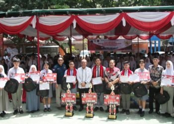 Penyerahan hadiah juara pemilihan Pelajar Pancasila 2024. (Ist)