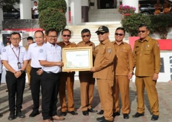 Pemkab Toba Menerima Penghargaan UHC Dari Deputi BPJS Kesehatan. (IST)