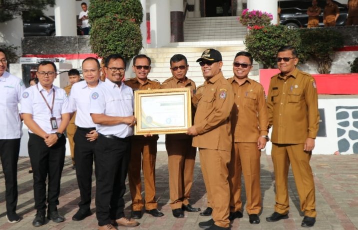 Pemkab Toba Menerima Penghargaan UHC Dari Deputi BPJS Kesehatan. (IST)