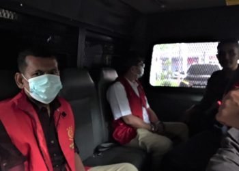 Dua tersangka dugaan korupsi pekerjaan konstruksi struktur Jalan Muara Soma-Simpang Gambir sedang dalam mobil tahanan Kejati Sumut di Medan, Kamis (4/7/2024). 