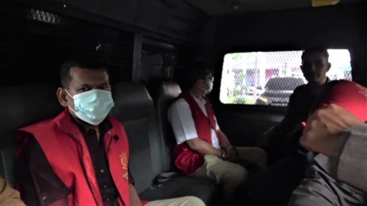 Dua tersangka dugaan korupsi pekerjaan konstruksi struktur Jalan Muara Soma-Simpang Gambir sedang dalam mobil tahanan Kejati Sumut di Medan, Kamis (4/7/2024).