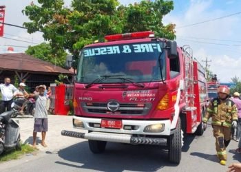 Damkarmat Kota Medan mengerahkan enam armada memadamkan tujuh rumah penduduk yang terbakar di Medan Tembung.