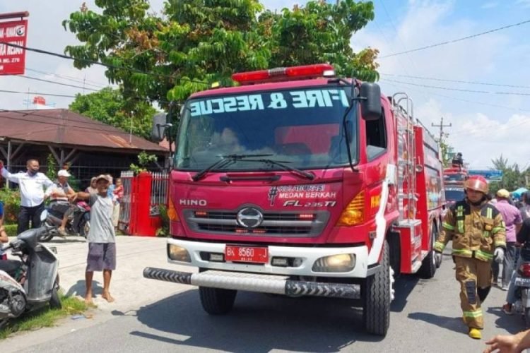 Damkarmat Kota Medan mengerahkan enam armada memadamkan tujuh rumah penduduk yang terbakar di Medan Tembung.