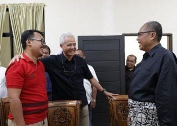 Ganjar Pranowo dan Palti Hutabarat bertemu di ruang mediasi PN Kisaran untuk menanyakan kabar dan keadaan Palti Hutabarat, Selasa (30/7/2024).