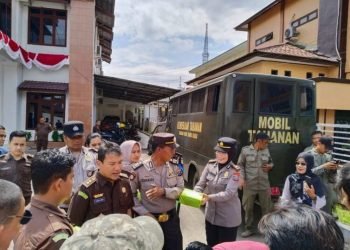 Kasi Intel, Yunius Zega dan Polresta Padangsidimpuan menyambut wartawan yang berdemo di halaman Kantor Kejari.