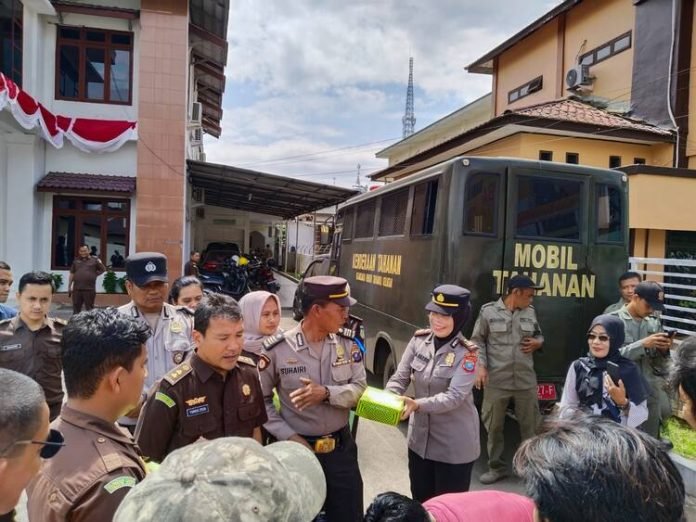 Kasi Intel, Yunius Zega dan Polresta Padangsidimpuan menyambut wartawan yang berdemo di halaman Kantor Kejari.