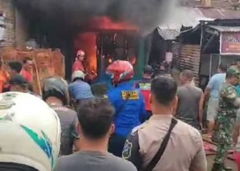 Kobaran api di lokasi kebakaran.