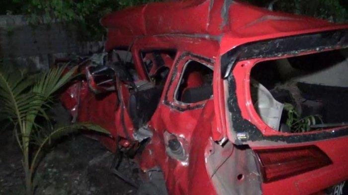 Kondisi mobil Daihatsu Sigra pasca kecelakaan dengan KA Sri Lelawangsa.