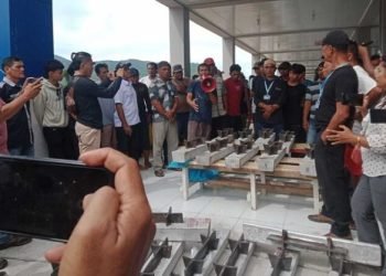 Sejumlah peralatan penguat tiang pancang belum dipasang pada bangunan di atas laut Pasar Ikan Modern yang diresmikan Wali Kota Sibolga, Jamaludin Pohan.
