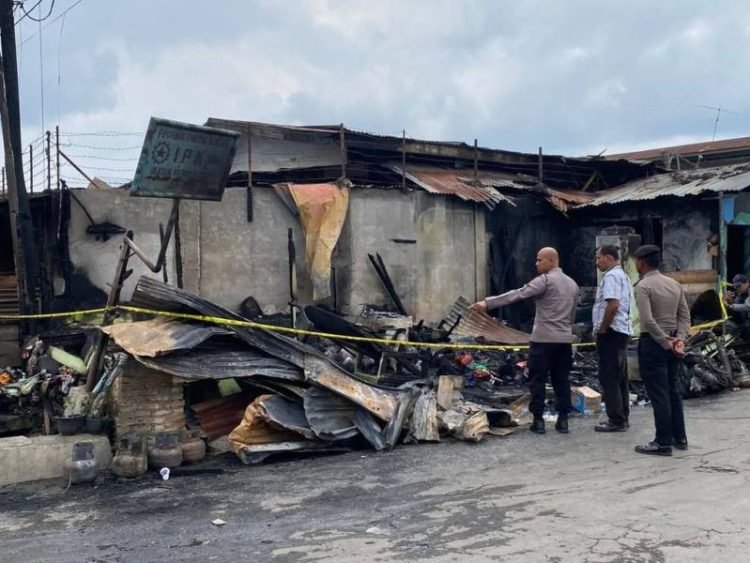 Rumah wartawan Tribrata TV Sempurna Pasaribu di Kabupaten Karo dibakar.