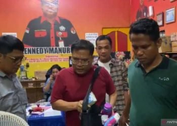 Terpidana Kennedy Manurung (tengah) dijemput paksa tim Intelijen Kejari Medan, Selasa (30/7/2024) malam. 