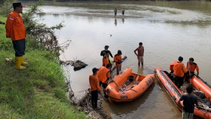 Tim SAR mengevakuasi para korban. 