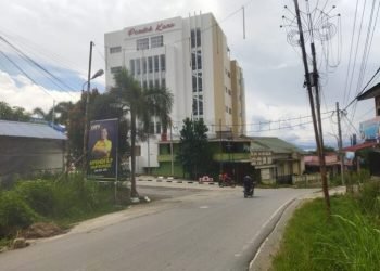 Salah satu bangunan Polin di simpang Kantor Bupati Toba tidak berizin.