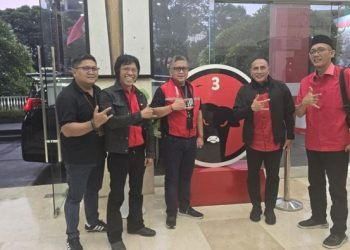 Edy Rahmayadi bersama Hasto-Adian berfoto pose salam 3 jari.