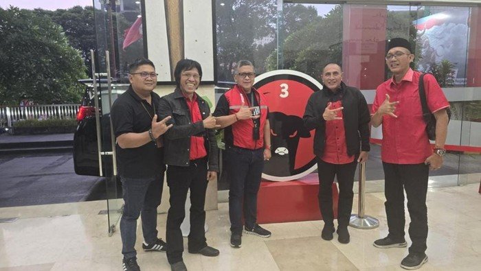 Edy Rahmayadi bersama Hasto-Adian berfoto pose salam 3 jari.